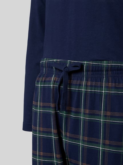 Männermodel trägt Pyjama mit Label-Print und Rundhalsausschnitt von bugatti aus reiner Baumwolle, Regular Fit, Nahaufnahme Oberkörper.