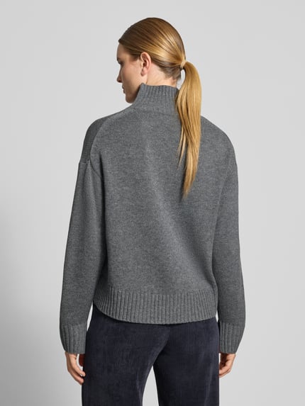 Vrouwenmodel draagt grijze gebreide pullover uit mix van katoen en kasjmier van Luisa Cerano, losse pasvorm, opstaande kraag, ribboorden, ruglengte bij maat 36: 59 cm, mouwlengte bij maat 36: 52 cm, geheel van achteren