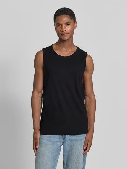 Męski model nosi Slim Fit Tank Top aus Baumwoll-Mix von s.Oliver RED LABEL, czarny, krój slim fit, szerokie ramiączka, drobny prążek, widok z przodu pełnej sylwetki