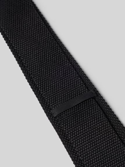 Produktfoto, schwarze Krawatte aus reiner Seide Modell '7,5 cm' von OLYMP mit feiner Struktur und matter Oberfläche, Herren Krawatte von OLYMP