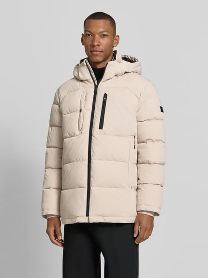 Männermodel trägt Regular Fit Steppjacke mit Brusttasche von s.Oliver RED LABEL in unifarbener, strukturierter Optik, Ganzkörperansicht von vorne.