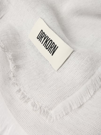 Productfoto, Sjaal met Labeldetail en Franjes Model 'PLINA' van Drykorn, Materiaalmix met linnen, rechthoekig, detailopname, Dames sjaal, breedte 66 cm, lengte 196 cm