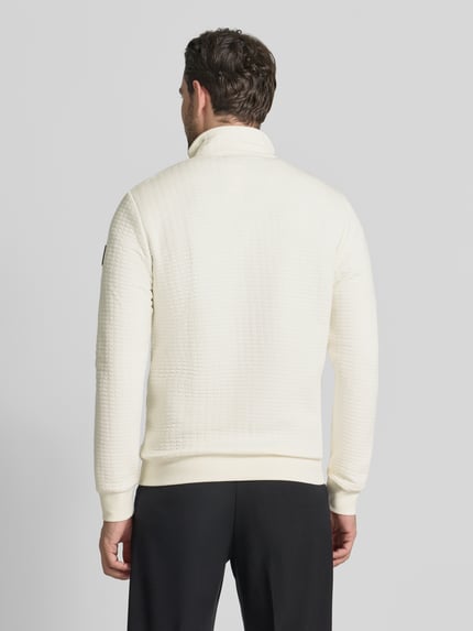 Männermodel draagt Loose Fit Sweatjacke aus Baumwoll-Mix van Tom Tailor Denim in effen crème, geribde boorden, materiaal sweat crinkle, Ganzkörperansicht Rückansicht.