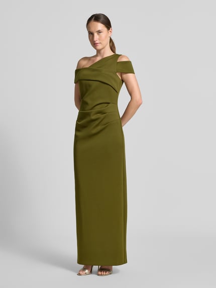 Frauenmodel trägt Maxikleid mit Raffungen von Adrianna Papell in Olivgrün, asymmetrisches Off-Shoulder-Design, körpernahe Passform, Ganzkörperansicht von vorne.
