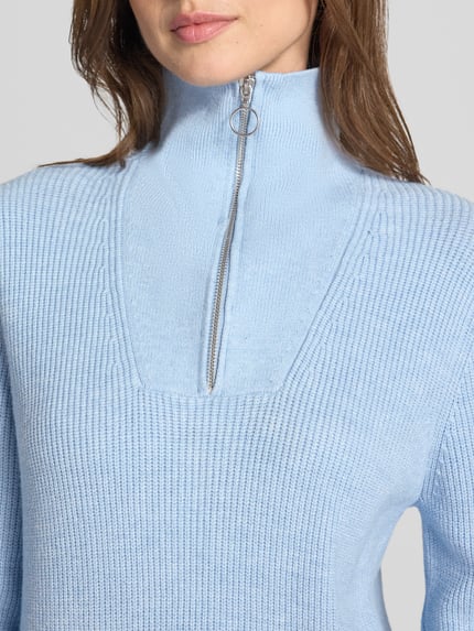 Frauenmodel trägt Regular Fit Strickpullover aus Viskose-Mix von Christian Berg Woman in Hellblau mit Troyer-Kragen, Nahaufnahme Oberkörper.
