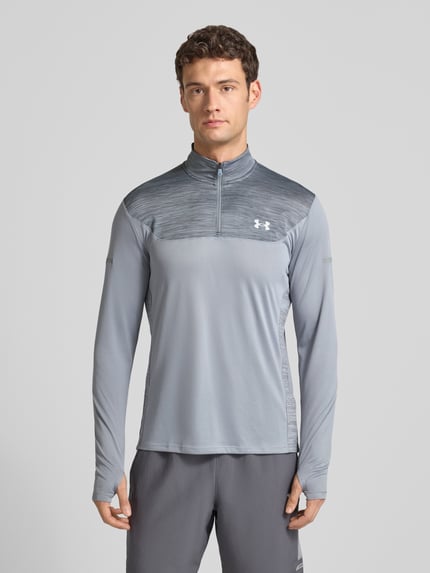 Männermodel trägt Sweatshirt mit Stehkragen von Under Armour, Slim Fit, Reißverschluss, Label-Print, Rückenlänge 73 cm, Ganzkörperansicht von vorne.