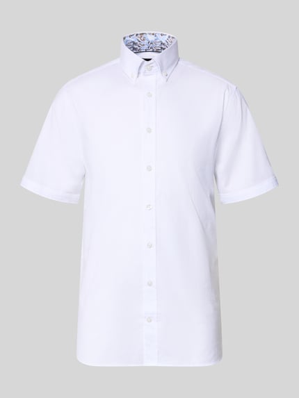 Produktfoto, Regular Fit Freizeithemd mit Button-Down-Kragen von bugatti, Reine Baumwolle, weiße Farbe, sichtbare Knopfleiste, glatte Textur.