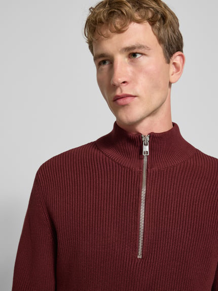 Männermodel trägt Pullover mit Reißverschlusskragen von MOP DENIM in Unifarbe, Strickoptik, Struktur, Nahaufnahme Oberkörper