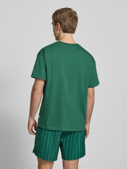 Männermodel trägt Regular Fit T-Shirt mit Logo-Stitching von BLKVIS in Grün, Reine Baumwolle, Rundhalsausschnitt, Rückenlänge 62 cm, Ganzkörperansicht Rückansicht.