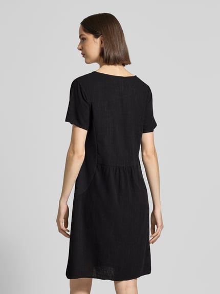 Vrouwenmodel draagt Relaxed Fit jurk uit viscosemix model 'Tara' van ZABAIONE, zwart, met korte mouwen, mix van linnen en viscose, ruglengte maat S 96 cm, borstwijdte 49 cm, mouwlengte 21 cm, geheel zwarte egale textuur, rugaanzicht, volledig lichaam