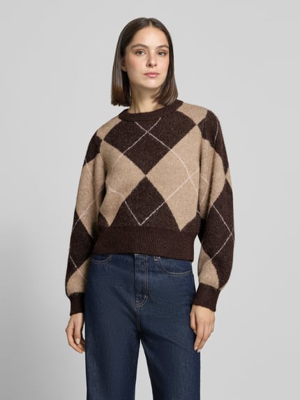 Frauenmodel trägt Pullover mit Ballonärmeln von VERO MODA in Braun-Beige mit Argyle-Muster, gestrickt, Nahaufnahme Oberkörper.
