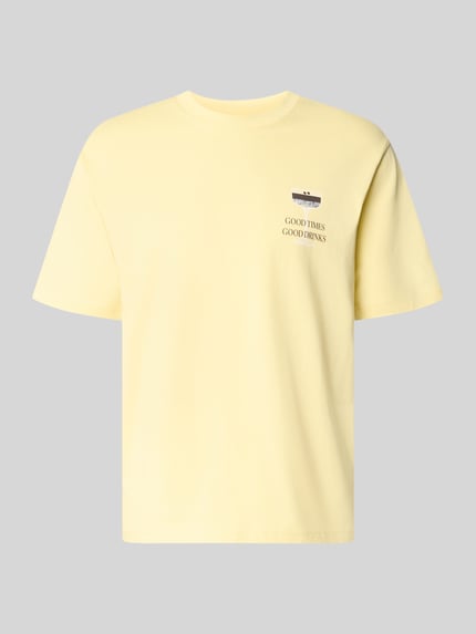 Produktfoto, T-Shirt mit rückseitigem Motiv-Print von MCNEAL in Hellgelb aus reiner Bio-Baumwolle, gerader Schnitt, Rundhalsausschnitt, Statement-Motiv-Print, Größe M, Rückenlänge 70 cm, glatte Oberfläche