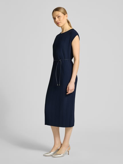 Frauenmodel trägt Midikleid mit Rundhalsausschnitt und Bindegürtel von ROBE LÉGÈRE aus dunkelblauem Material-Mix mit Stretch-Anteil, Gerader-Schnitt, Ganzkörperansicht von vorne. Rückenlänge 117 cm, Brustweite 37 cm bei Größe S.