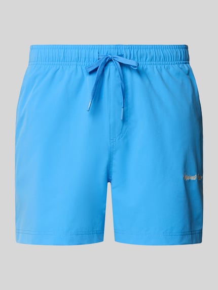 Produktfoto, spodenki kąpielowe z wyhaftowanym logo model 'MAUI' od Jack & Jones, krój regular fit, elastyczny pas, tunel, kolor niebieski