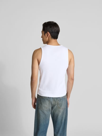 Mężczyzna nosi top aus reiner Baumwolle von MAISON KITSUNÉ, biały, efekt prążkowania, detal z logo, krój slim fit, bez rękawów, długość tyłu w rozmiarze M: 61 cm, widok całej sylwetki z tyłu.