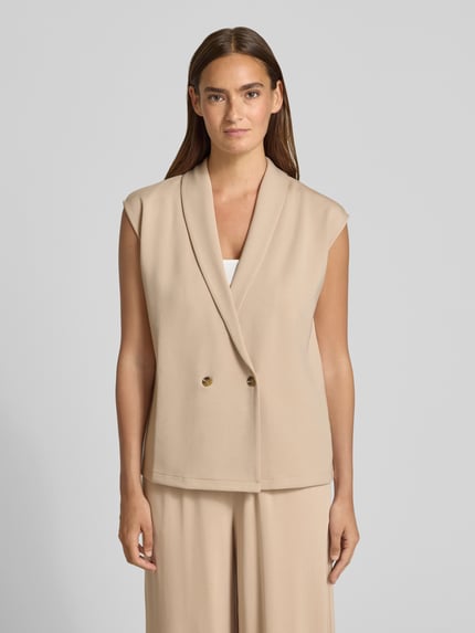 Vrouwenmodel draagt Weste met Schalkragen van Christian Berg Woman in beige, elastische materiaalmix, recht model, knoopsluiting, vooraanzicht bovenlichaam