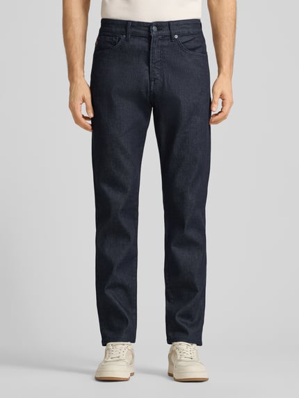 Männermodel trägt Jeans im 5-Pocket-Design Modell "Re.Maine" von BOSS Orange, dunkelblau, Baumwoll-Mix mit Stretch-Anteil, Gerader-Schnitt, Ganzkörperansicht von vorne.