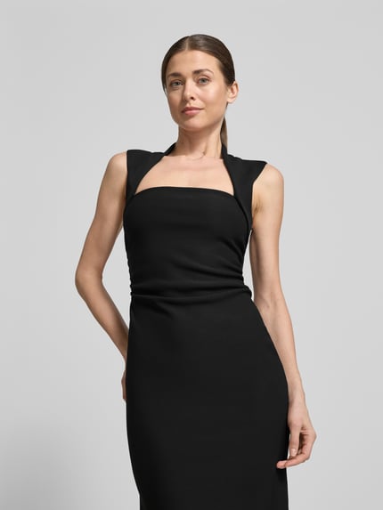 Frauenmodel trägt Midikleid mit Karree-Ausschnitt Modell 'Rose Bodycon' von Forever New, schwarz, figurbetont, Nahaufnahme Oberkörper. Material-Mix mit Stretch-Anteil, eleganter Look für Damen.