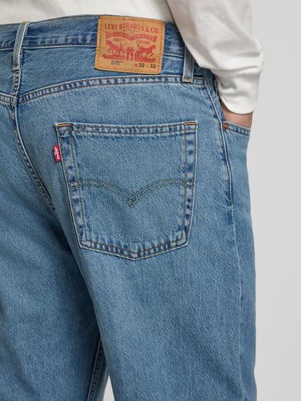 Männermodel trägt Straight Fit Jeans im 5-Pocket-Design Modell 'Live' von Levi's®, hellblaue Baumwolle, Detailaufnahme Rückansicht.