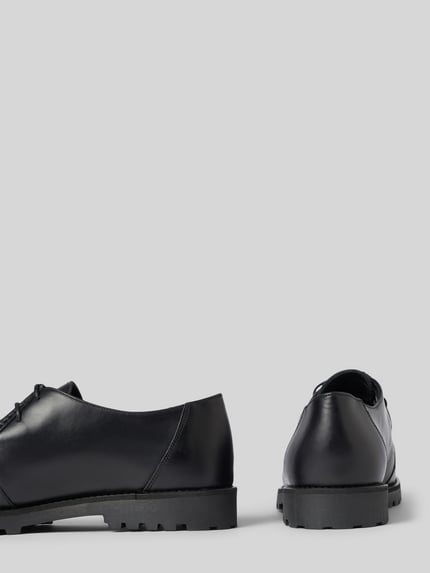 Produktfoto, schwarze Schnürschuhe aus Leder Modell 'OLLIE MOC TOE' von Garment Project, abgerundete Spitze, profilierte Sohle, Herrenmodell