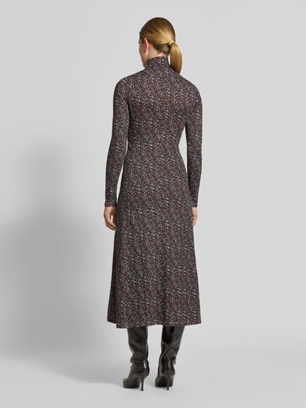 Frauenmodel trägt Maxikleid aus Viskose-Mix von Rabanne mit eng anliegender Passform, Stehkragen und Cut Out, Ganzkörperansicht Rückansicht.