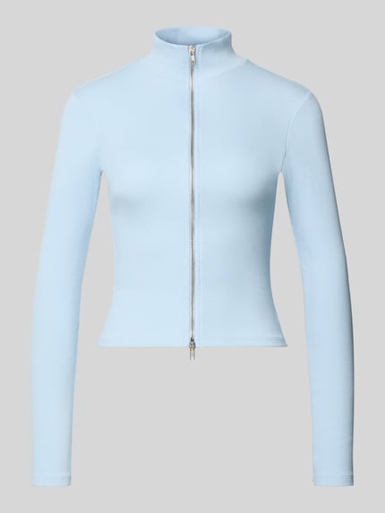 Produktfoto, Slim Fit Jacke mit Stehkragen von Gina Tricot in hellblau aus elastischem Baumwoll-Mix mit Zweiwege-Reißverschluss, Rückenlänge 50 cm