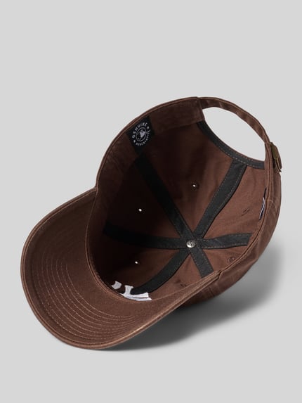Produktfoto, Basecap aus reiner Baumwolle Modell 'NEYYAN' von '47, braun, verstärkter Schirm, Luftlöcher, Motiv-Stitching, verstellbarer Verschluss, klassische Passform.