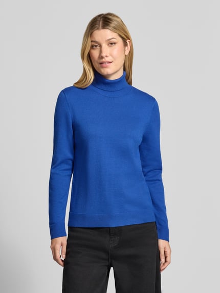 Frauenmodel trägt Regular Fit Rollkragenpullover aus Viskosemix von BETTY BARCLAY in Unifarbe Blau, Strickoptik, Nahaufnahme Oberkörper.
