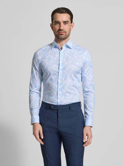 Mannelijk model draagt Super Slim Fit Business-hemd in all-over look met kentkraag van OLYMP, mix van katoen en elastaan, blauwe en witte tinten, ruglengte bij maat 40: 80 cm, schouderbreedte: 44 cm, mouwlengte: 67 cm, zakelijke herenmode, voorkant volledige lichaamsopname