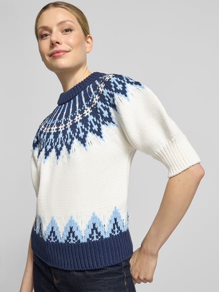 Frauenmodel trägt Regular Fit Strickpullover mit Ballonärmeln von Rich & Royal im Baumwoll-Mix, weiß-blaues Muster, Halbarm, Nahaufnahme Oberkörper