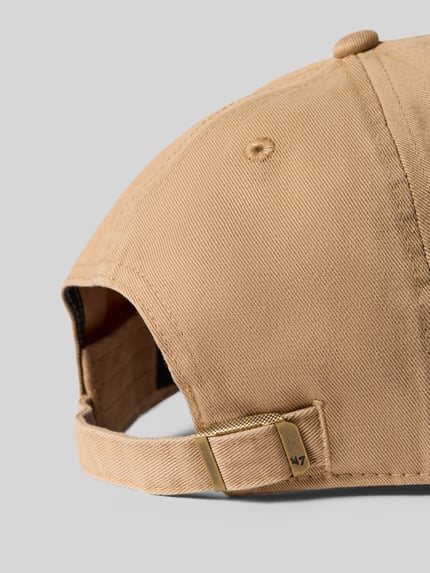 Produktfoto, Basecap aus reiner Baumwolle Modell 'NEYYAN' von '47 in Beige mit Struktur, Motiv-Stitching, verstellbarer Verschluss, klassische Passform