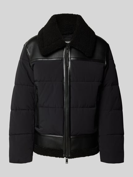 Produktfoto, Steppjacke mit Zweiwege-Reißverschluss Modell 'FLINT' von khujo, Mieszanka materiałów z dodatkiem streczu, krój regular fit, wykładany kołnierz z futerkiem, kieszenie zapinane na zamek błyskawiczny, czarny kolor, matowa tekstura powierzchni, widoczne przeszycia, długość tyłu w rozmiarze M: 68 cm, szerokość ramion w rozmiarze M: 50 cm, szerokość klatki piersiowej w rozmiarze M: 63 cm, długość rękawów w rozmiarze M: 65 cm