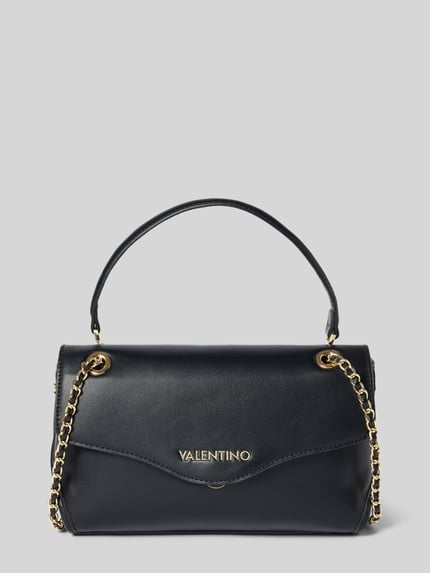 Produktfoto, Handtasche mit Label-Detail Modell 'NOX' von VALENTINO BAGS in zwart met goudkleurige schakelkettinglook schouderband, magneetsluiting, hoofdvak, binnenvak met ritssluiting, breedte 31 cm, lengte 18 cm, diepte 10 cm, bandlengte 105 cm, gladde textuur
