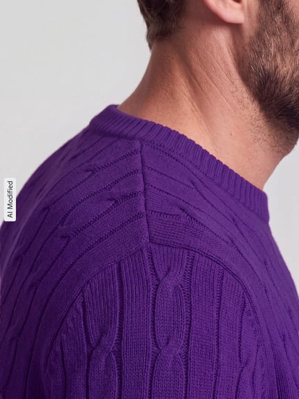 Männermodel trägt Regular Fit Pullover aus reiner Schafswolle von Tommy Hilfiger in Lila, Strukturmuster, Nahaufnahme Schulter, KI-modifiziertes Bild.