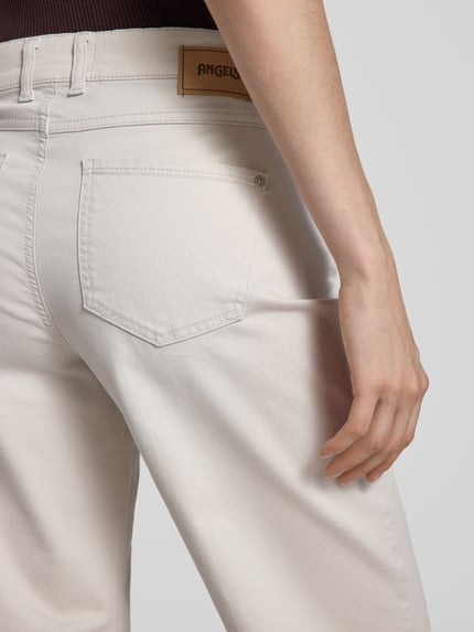 Frauenmodel trägt Jeans in verkürzter Passform Modell 'Laia' von Angels aus Baumwoll-Mix mit Stretch-Anteil, Eingrifftaschen, Detailaufnahme Rückansicht.