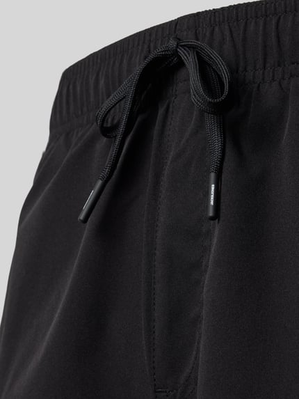 Productfoto, zwarte heren zwembroek met labelstitching model 'MAUI' van Jack & Jones, regular fit, elastische band, tunnelkoord