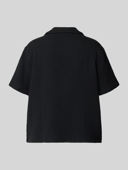Vrouwenmodel draagt Relaxed Fit pyjamabovendeel met borstzak van Jake*s Casual, puur katoen, structuurpatroon, korte mouw, reverskraag, knoopsluiting, ganzekörperaanzicht achterkant.