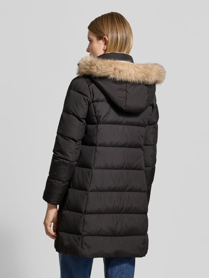 Frauenmodel trägt Steppmantel mit Kapuze von LAUREN RALPH LAUREN in Schwarz, unifarben, Longline, Webware, Rückansicht, Ganzkörperansicht.
