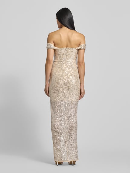 Frauenmodel trägt Cocktailkleid mit Paillettenbesatz von Lipsy, taillierter Schnitt, Square-Neck, goldfarbene Textur, Ganzkörperansicht Rückansicht