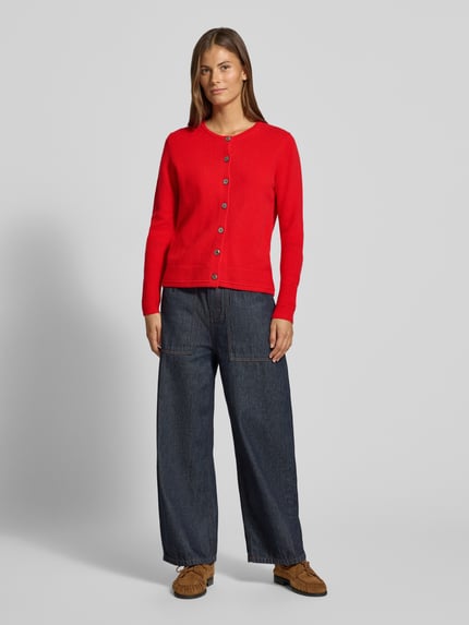 Frauenmodel trägt Cardigan aus Wolle mit Rundhalsausschnitt von Christian Berg Woman in Rot, Regular Fit, Knopfleiste, Ganzkörperansicht von vorne.