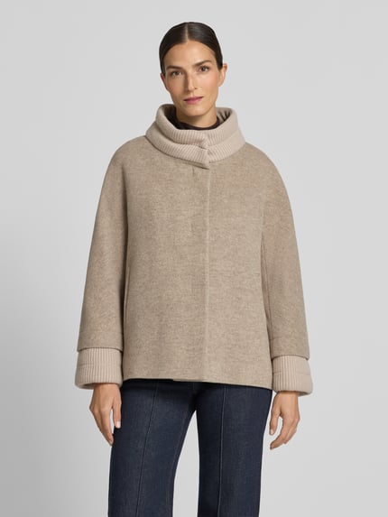 Frauenmodel trägt Jacke aus Lanawolle-Mix mit Stehkragen und Eingrifftaschen von ICONS Cinzia Rocca, Beige mit Relaxed Fit, Ganzkörperansicht von vorne. Rückenlänge, Schulterbreite, Brustweite und Ärmellänge laut Größe 36, glatte Wollstruktur mit Stretch-Anteil.