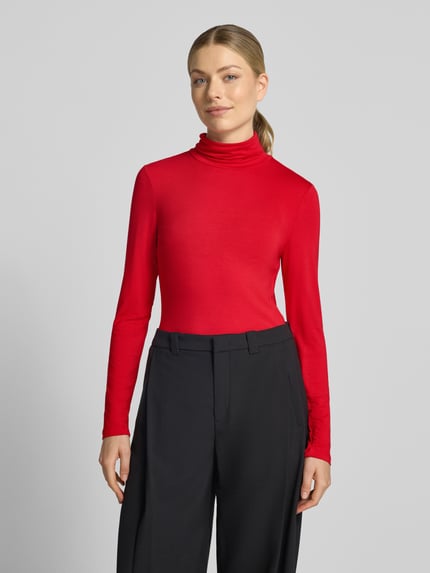 Vrouwenmodel draagt shirt met lange mouwen met col van Christian Berg Woman in felrood, viscosemix, recht model, ruglengte maat S 60 cm, Ganzkörperansicht von vorne