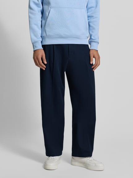 Mannenmodel draagt Weite Fit Hose aus reiner Baumwolle Modell 'MURRAY' van Tommy Hilfiger, donkerblauw, unikleur, voorkant volledige lichaamsweergave.