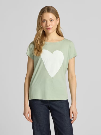 Frauenmodel trägt Regular Fit T-Shirt aus reiner Baumwolle von Marc O'Polo, Optik: Unifarben, Motiv-Print, Jersey, Rundhals, Kurzarm, Ganzkörperansicht von vorne.