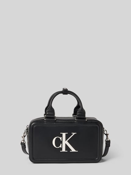 Produktfoto, Crossbody Bag in Leder-Optik von CK Calvin Klein mit Logo-Print, Hauptfach mit Reißverschluss, schwarze Struktur, 24x14x8 cm, abnehmbarer Schulterriemen, Größe 1.