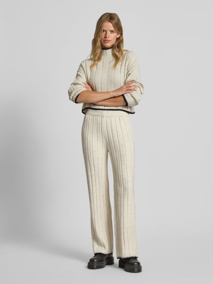ONLY Sweter z dzianiny o kroju regular fit z golfem model ‘CHICK’ Złamany biały 1