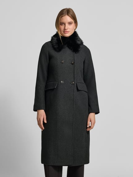 Frauenmodel trägt Wollmantel mit Webpelzkragen von VERO MODA, unifarbene Optik, Struktur-Muster, Zierknöpfe, Longline, Ganzkörperansicht von vorne