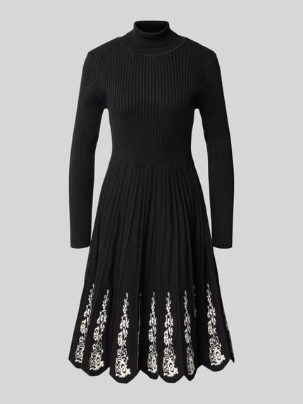 Produktfoto, Knielanges Strickkleid aus Viskose-Mix von Apricot, schwarz mit Ripp-Optik, florale Stickereien, taillierte Passform, Stehkragen, Langarm, Rockteil in A-Linie mit gelegten Falten
