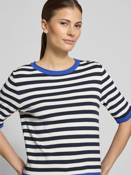 Frauenmodel trägt Strickshirt aus Viskose-Mix mit Rundhalsausschnitt von Betty Barclay, navy-weiß gestreift, Nahaufnahme Oberkörper.