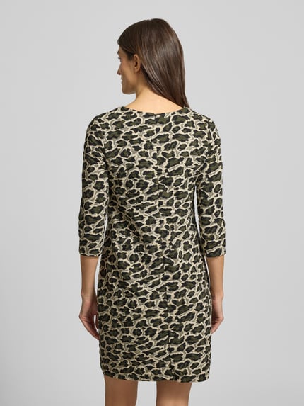 Frauenmodel trägt Minikleid mit Animal-Print von MONTEGO, Material-Mix mit Viskose-Anteil, Jacquard, Gerader-Schnitt, 3/4-Arm, Rückseitiger Reißverschluss, Ganzkörperansicht Rückansicht.